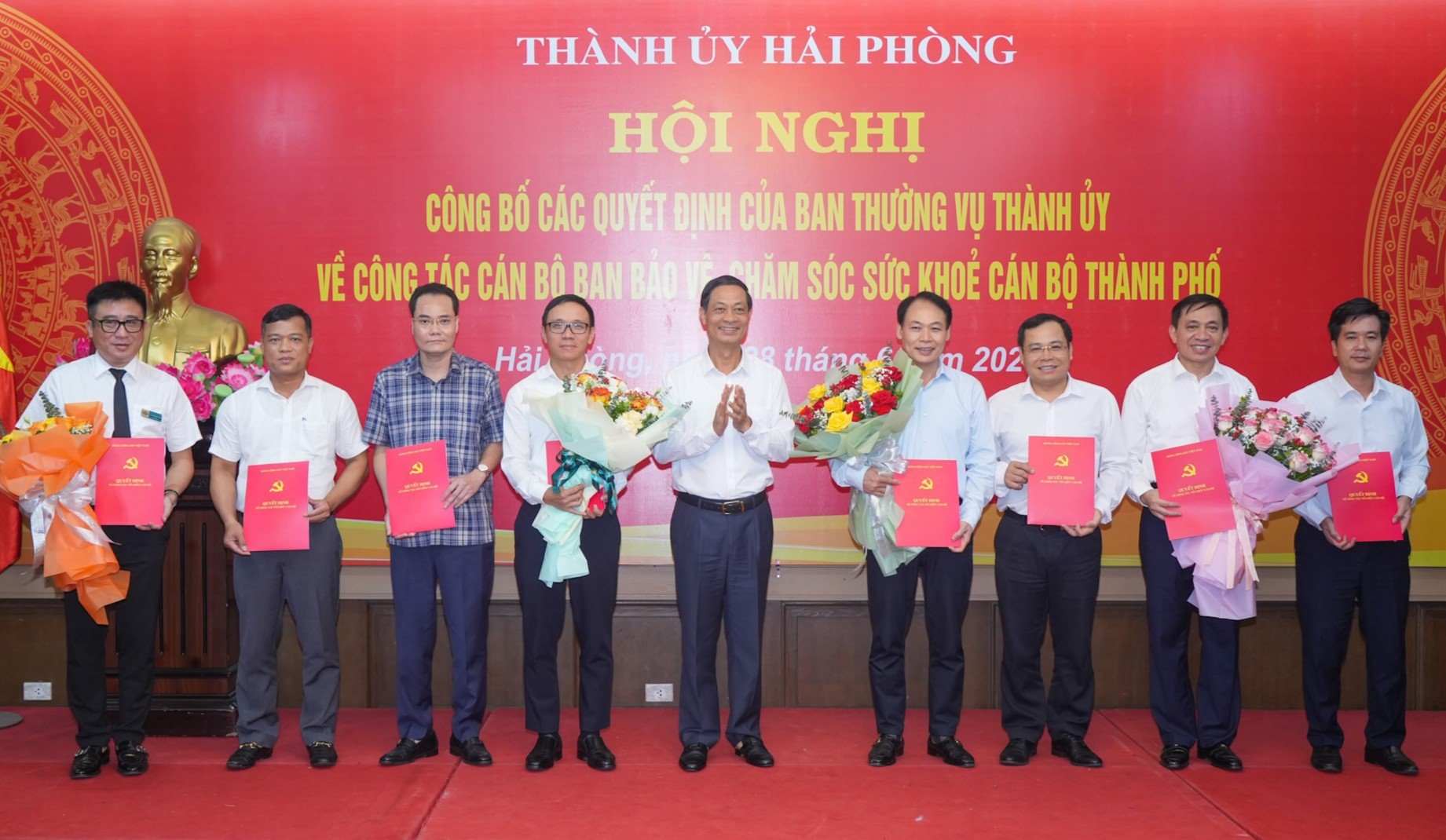 Phó Bí thư Thường trực Thành ủy Đỗ Mạnh Hiến trao Quyết định cho Ban Bảo vệ, chăm sóc sức khoẻ cán bộ thành phố. Ảnh: Cổng TTĐT Hải Phòng