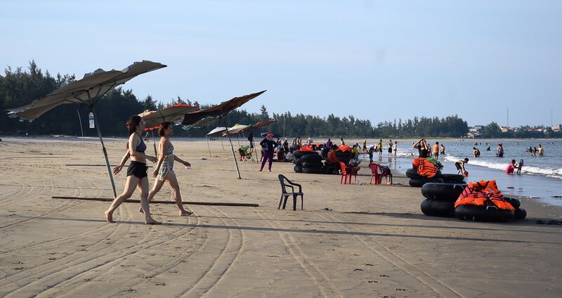 Biển Mỹ Khê, TP.Quảng Ngãi, dài khoảng 7km, với những bãi cát mịn trải dài, được đánh giá là một trong những bãi biển đẹp nhất Việt Nam. Ảnh: Ngọc Viên