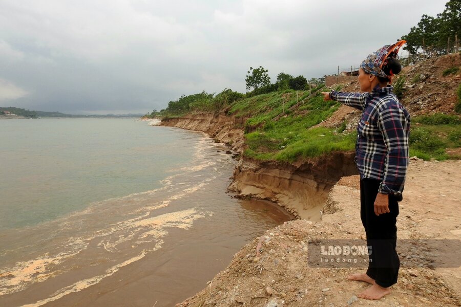 Cách đây hơn 1 năm, bờ sông Đà qua địa phận xã Dân Quyền đã từng bị sạt lở. Ảnh: Tô Công.