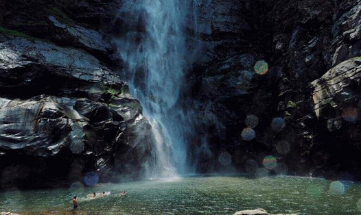 Hòa mình trong dòng nước mát dưới chân thác. Ảnh: Diệp Hữu Đạt