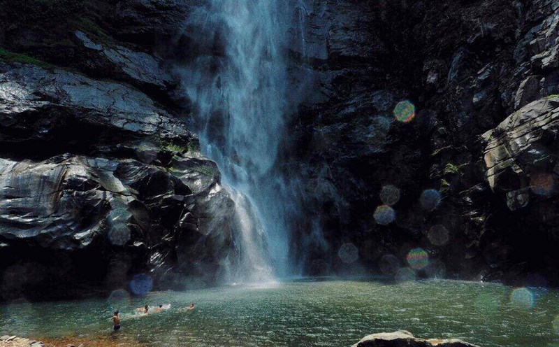 Hòa mình trong dòng nước mát dưới chân thác. Ảnh: Diệp Hữu Đạt