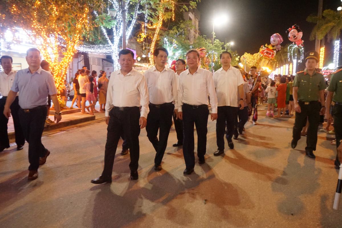 Sau chương trình nghệ thuật và khai trường phố đi bộ Phan Chu Trinh, các lãnh đạo tỉnh Thanh Hóa đã xuống đường tham gia đi bộ cùng hàng nghìn người dân, tao nên một không khí vô cùng náo nhiệt. Ảnh: Quách Du