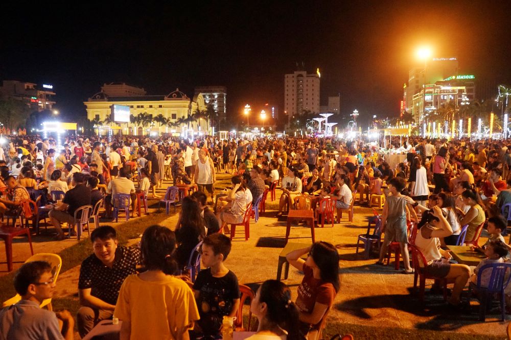 Trong đêm khai trương phố đi bộ, hàng nghìn người dân đã đổ về quảng trường Lam Sơn khiến các hàng quán chật kín người ngồi. Ảnh: Quách Du