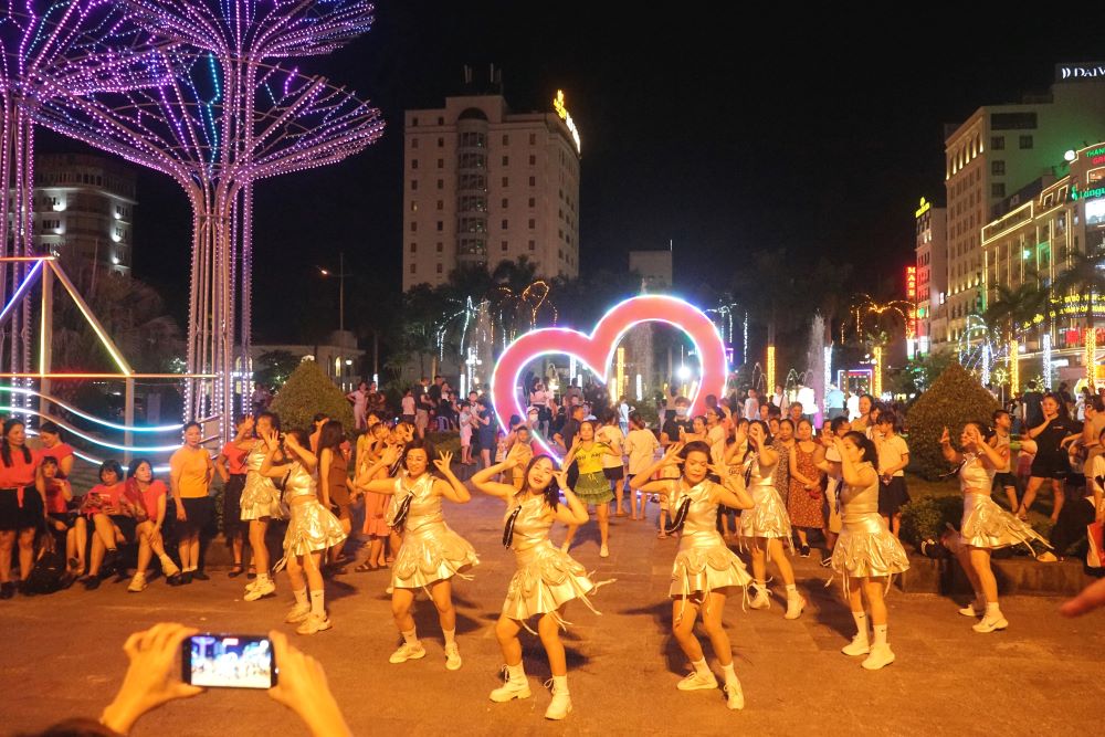 Các nhóm nhảy đường phố thu hút sự chú ý, tham gia của đông đảo người dân. Ảnh: Quách Du