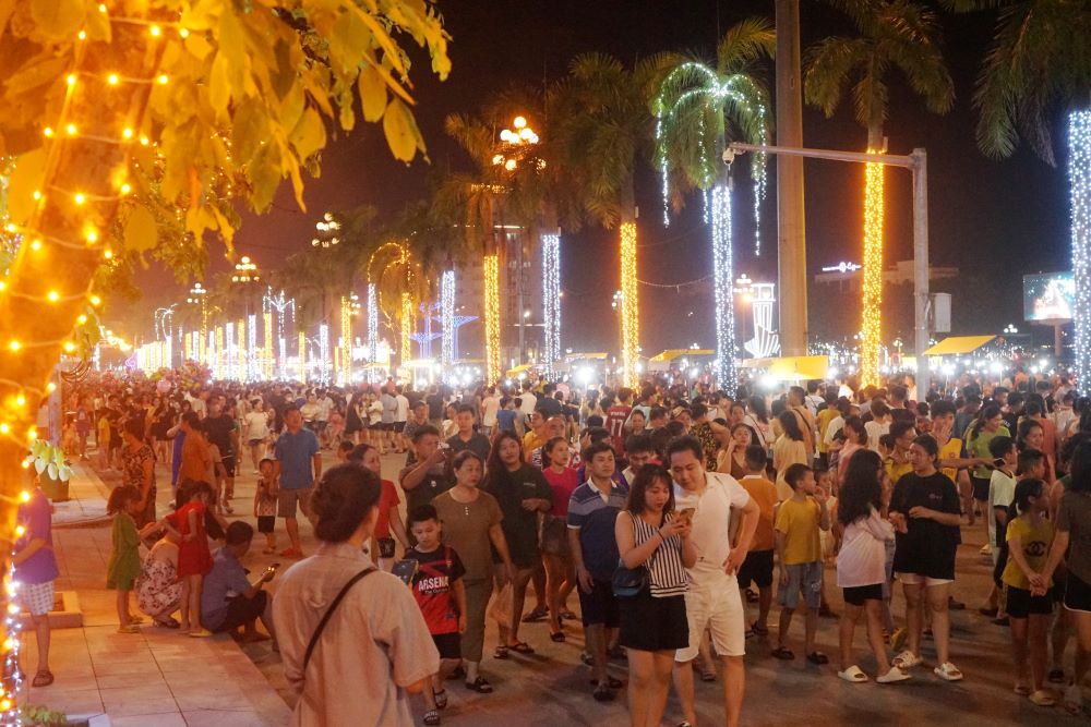 Được biết sau khai trương, phố đi bộ Phan Chu Trinh sẽ tổ chức vào các tối thứ 6, thứ 7 hàng tuần và các ngày lễ lớn trong năm (không tổ chức vào dịp Tết Nguyên đán). Ảnh: Quách Du