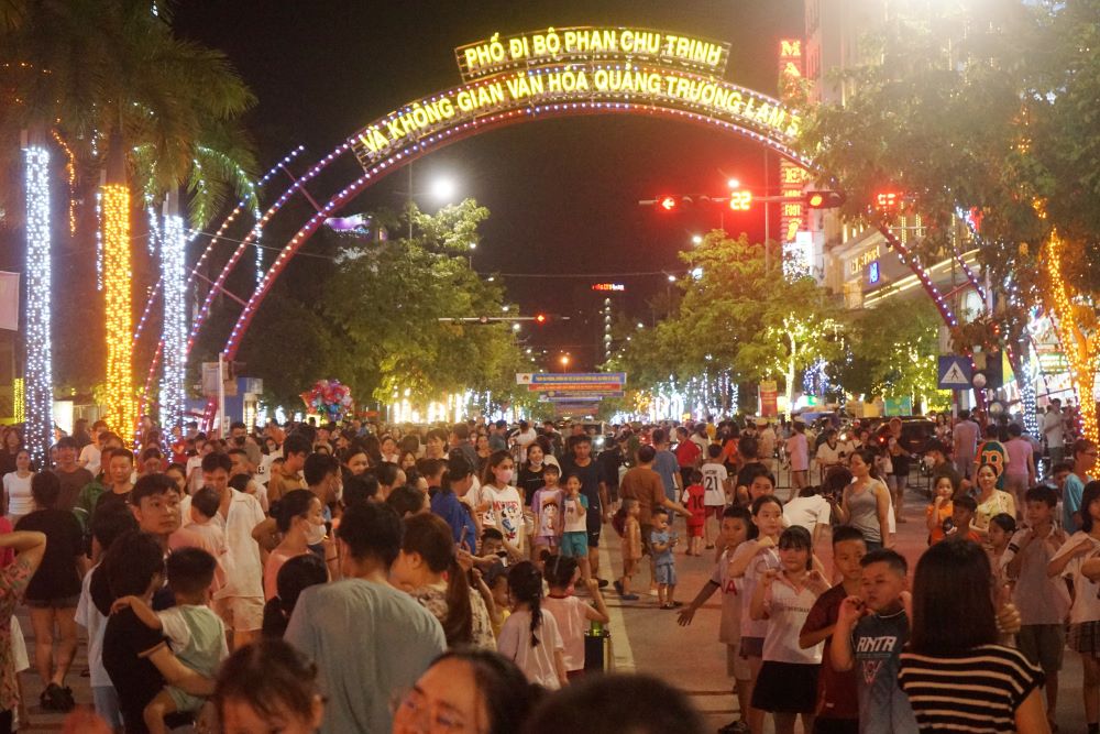 Đêm 28.6, UBND TP. Thanh Hóa đã tổ chức khai trương phố đi bộ Phan Chu Trinh và không gian văn hóa quảng trường Lam Sơn. Ảnh: Quách Du