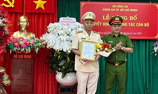 Trung tá Nguyễn Thành Hưng nhận quyết định bổ nhiệm. Ảnh: Công an TPHCM