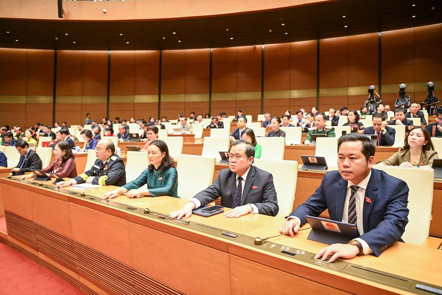 Đại biểu Quốc hội biểu quyết thông qua luật tại phiên làm việc sáng 29.6. Ảnh: Phạm Đông