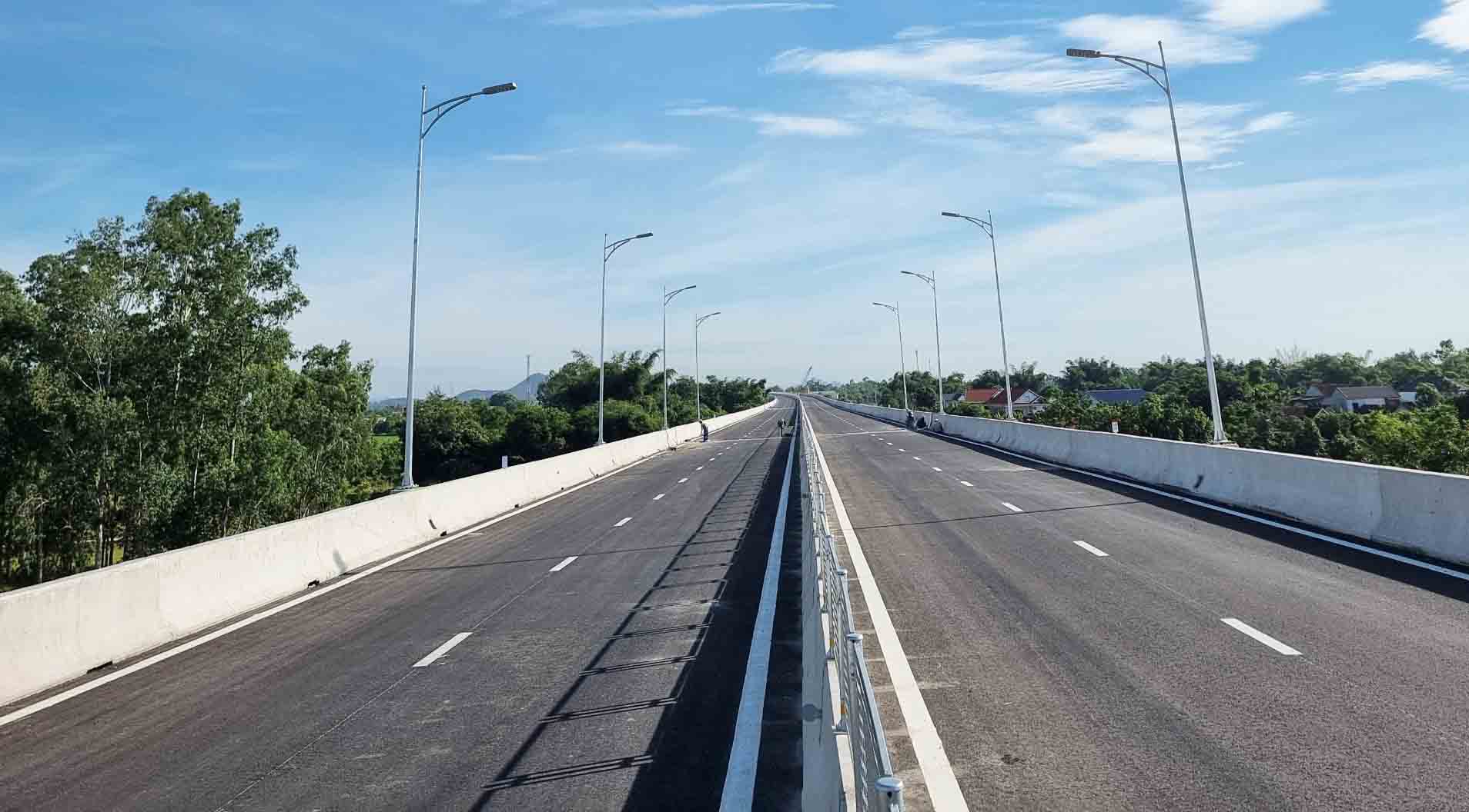 Cầu Hưng Đức trên tuyến cao tốc Diễn Châu - Bãi Vọt nối liền Nghệ An - Hà Tĩnh. Ảnh: Quang Đại