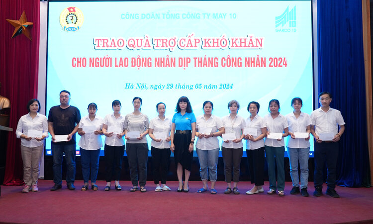 Trao trợ cấp khó khăn cho người lao động nhân Tháng Công nhân năm 2024. Ảnh: CĐCT