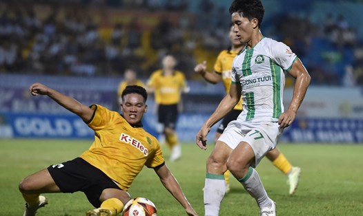 Câu lạc bộ Bình Phước (trắng) chạm trán Đà Nẵng ở vòng 22 giải hạng Nhất Quốc gia 2023-2024. Ảnh: VPF