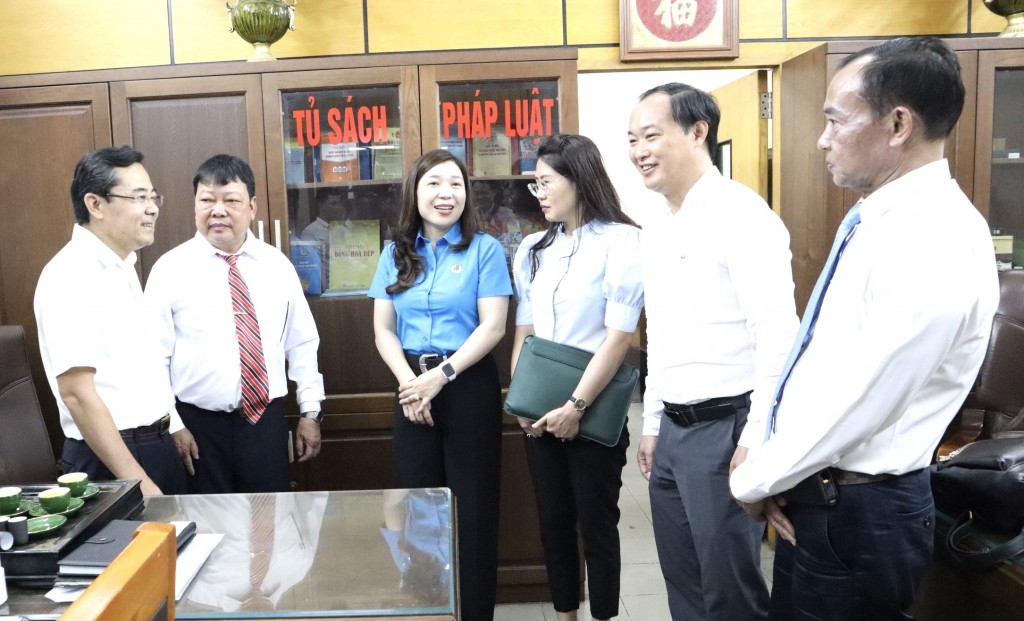 Lãnh đạo Liên đoàn Lao động Thành phố Hà Nội, Liên đoàn Lao động quận Hoàn Kiếm và Công ty Cổ phần Đồng Xuân thăm Điểm sinh hoạt văn hoá công nhân của Công ty Đức Minh - một Công đoàn cơ sở khu vực ngoài nhà nước mới được thành lập tháng 5.2024. Ảnh: CĐCS