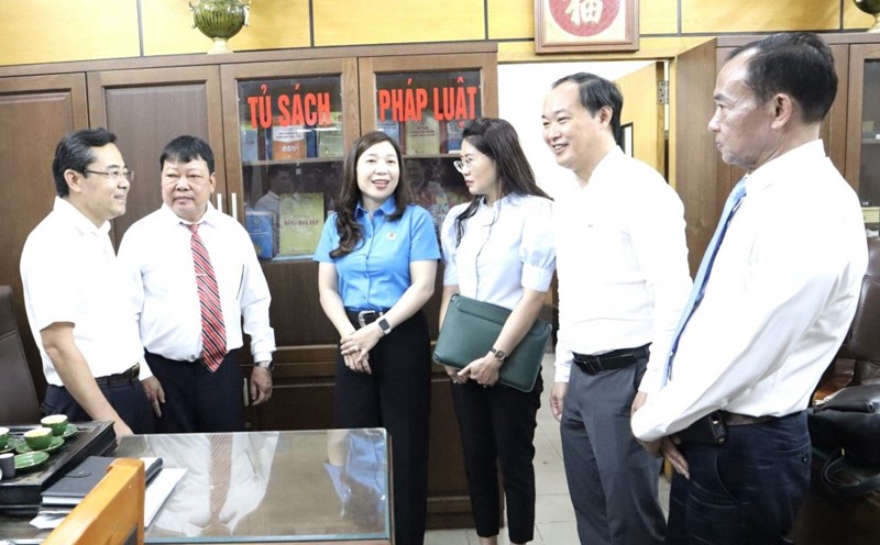 Lãnh đạo Liên đoàn Lao động Thành phố Hà Nội, Liên đoàn Lao động quận Hoàn Kiếm và Công ty Cổ phần Đồng Xuân thăm Điểm sinh hoạt văn hoá công nhân của Công ty Đức Minh - một Công đoàn cơ sở khu vực ngoài nhà nước mới được thành lập tháng 5.2024. Ảnh: CĐCS