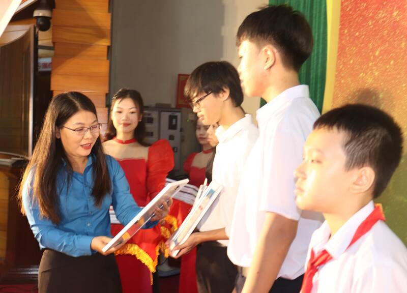 Công đoàn Viên chức TP Đà Nẵng tổ chức Lễ tuyên dương, trao học bổng cho các em học sinh có nhiều thành tích trong học tập và rèn luyện. Ảnh: Nguyễn Linh