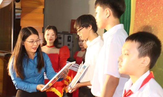 Công đoàn Viên chức TP Đà Nẵng tổ chức Lễ tuyên dương, trao học bổng cho các em học sinh có nhiều thành tích trong học tập và rèn luyện. Ảnh: Nguyễn Linh
