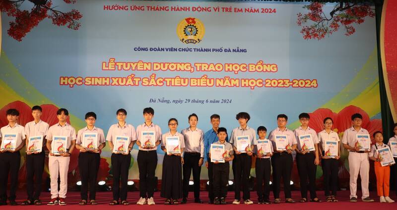 Có 150 cháu là con cán bộ, đoàn viên trực thuộc Công đoàn Viên chức thành phố đạt giải cao trong các kỳ thi học sinh giỏi cấp thành phố và cấp quốc gia. Ảnh: Nguyễn Linh 