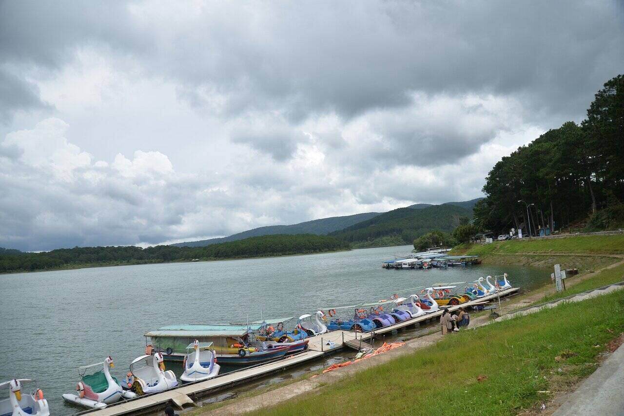 Dịch vụ du lịch trên hồ Tuyền Lâm bị dừng đột ngột. Ảnh: Mai Hương