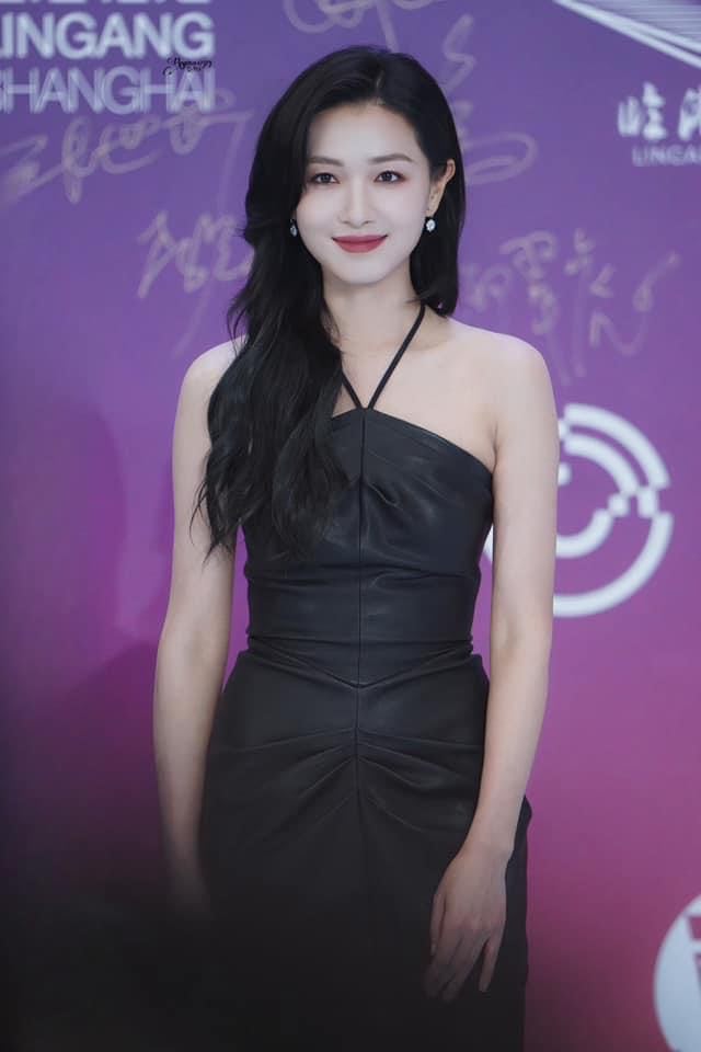 Vạn Thiến tại lễ trao giải Bạch Ngọc Lan. Ảnh: Weibo