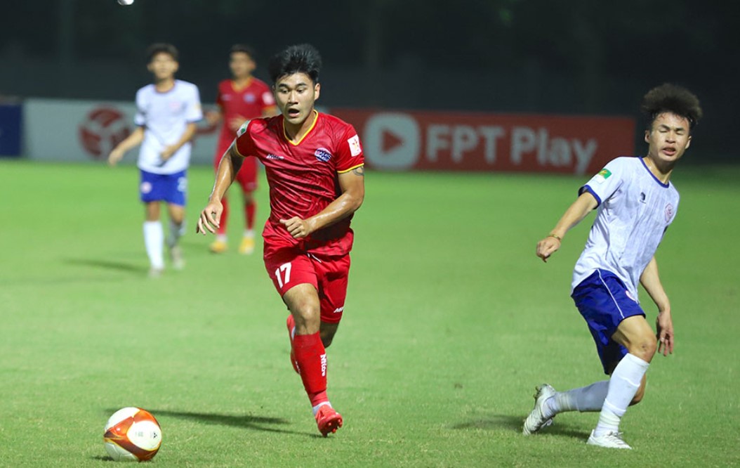 Câu lạc bộ PVF - CAND (đỏ) có lợi thế hơn trong việc giành suất đá play-off. Ảnh: VPF