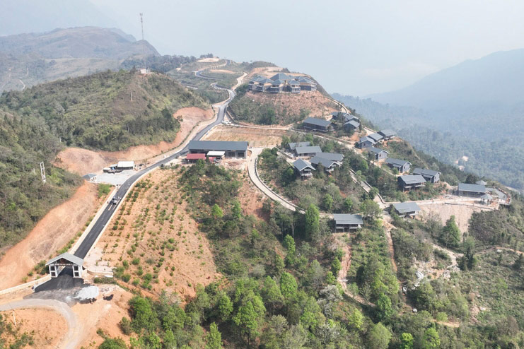 Hàng loạt công trình không phép tại dự án khu du lịch nghỉ dưỡng Biển mây tại xã Y Tý, huyện Bát Xát, Lào Cai. Ảnh: Quang Phấn

