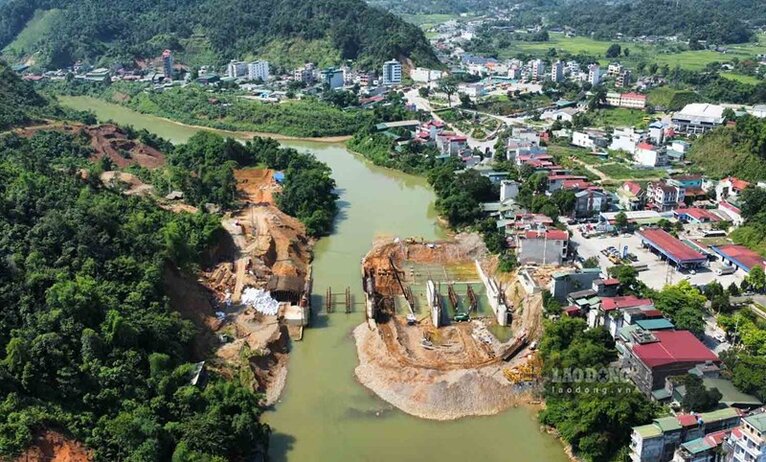 Công trình đập dâng nước tạo cảnh quan tại TP Hà Giang. Ảnh: Lam Thanh