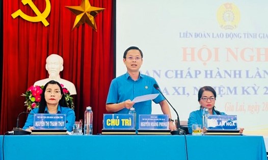 Chủ tịch LĐLĐ tỉnh Gia Lai Nguyễn Hoàng Phong phát biểu tại Hội nghị Ban Chấp hành lần thứ tư, nhiệm kỳ 2023-2028. Ảnh: Thanh Tuấn