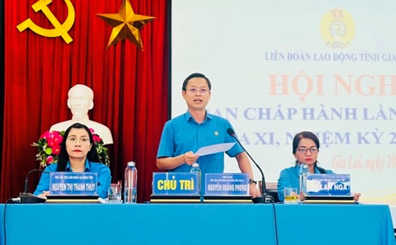 Chủ tịch LĐLĐ tỉnh Gia Lai Nguyễn Hoàng Phong phát biểu tại Hội nghị Ban Chấp hành lần thứ tư, nhiệm kỳ 2023-2028. Ảnh: Thanh Tuấn