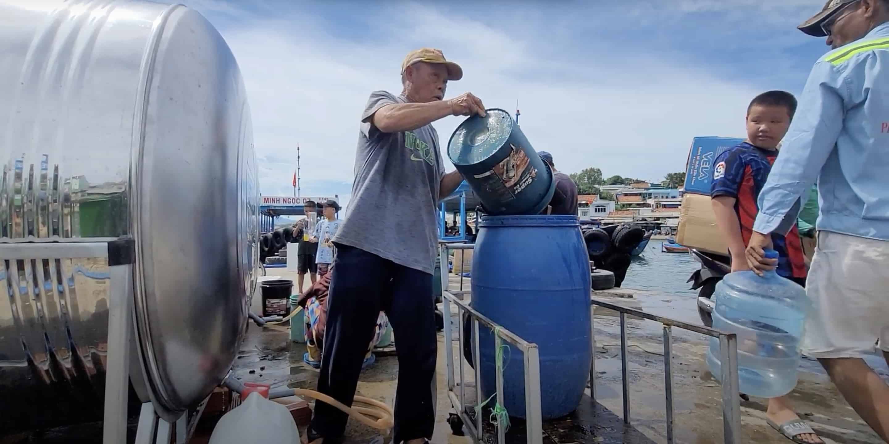 Công ty cấp nước đang phối hợp lực lượng biên phòng sử dụng tàu thuyền chở nước sạch từ đất liền ra đảo cung cấp miễn phí cho người dân. Ảnh: Hữu Long