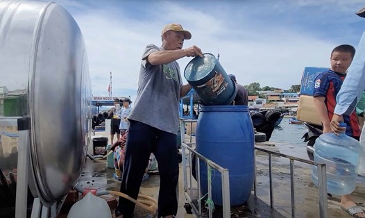 Công ty cấp nước đang phối hợp lực lượng biên phòng sử dụng tàu thuyền chở nước sạch từ đất liền ra đảo cung cấp miễn phí cho người dân. Ảnh: Hữu Long