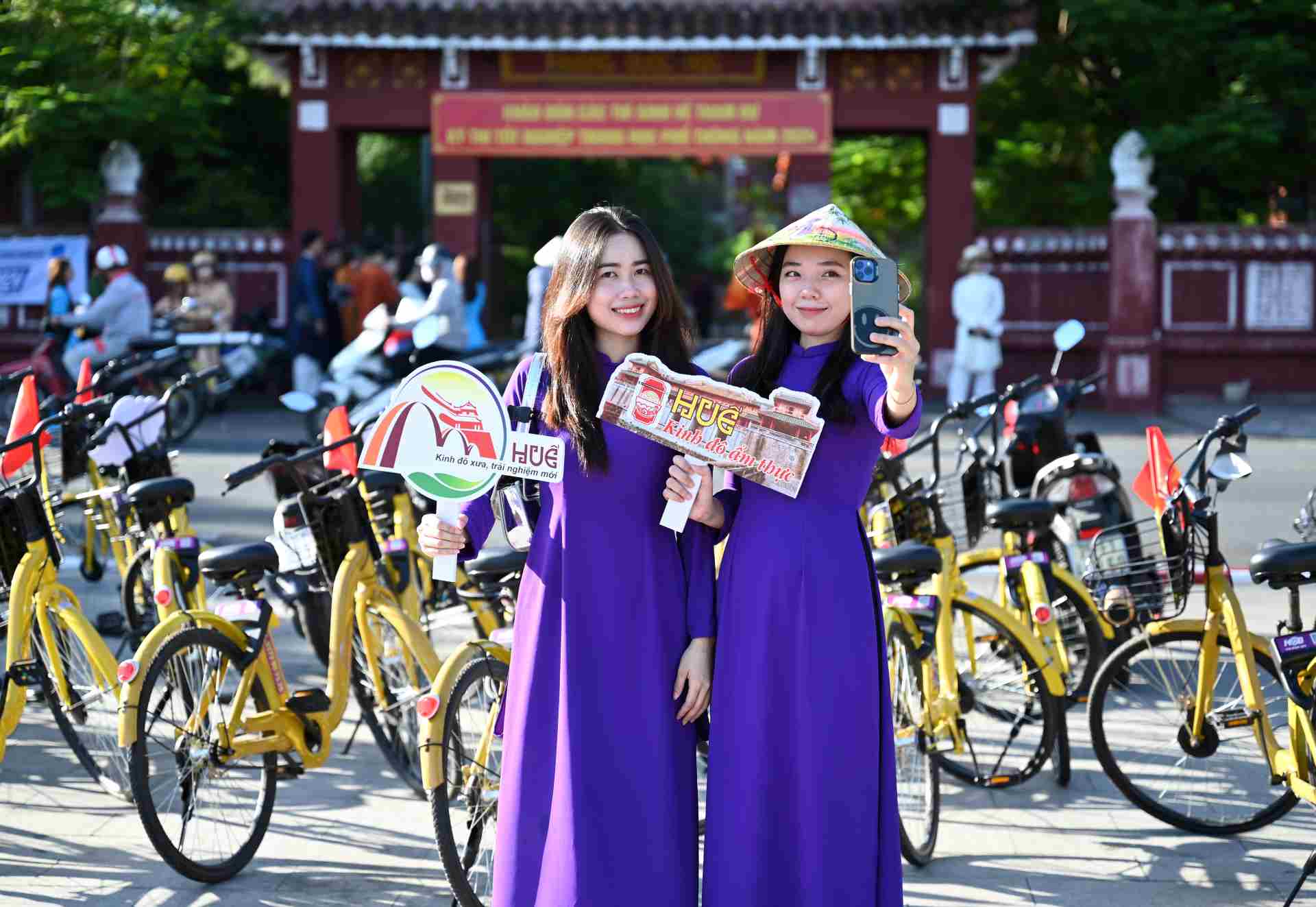 Hoạt động “Áo dài với đạp xe vì môi trường” góp phần lan tỏa hình ảnh đẹp của “Huế - Kinh đô Áo Dài“, Huế - Thành phố Du lịch Sạch ASEAN“. Ảnh: Lê Huy Hoàng Hải.
