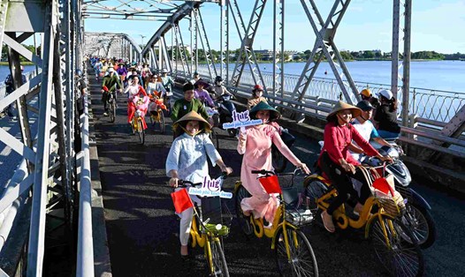 Hàng trăm người tham gia hoạt động "Áo dài với đạp xe vì môi trường" tại TP. Huế. Ảnh: Lê Huy Hoàng Hải.