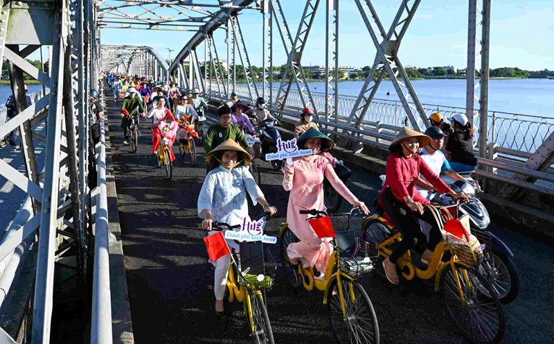 Hàng trăm người tham gia hoạt động "Áo dài với đạp xe vì môi trường" tại TP. Huế. Ảnh: Lê Huy Hoàng Hải.