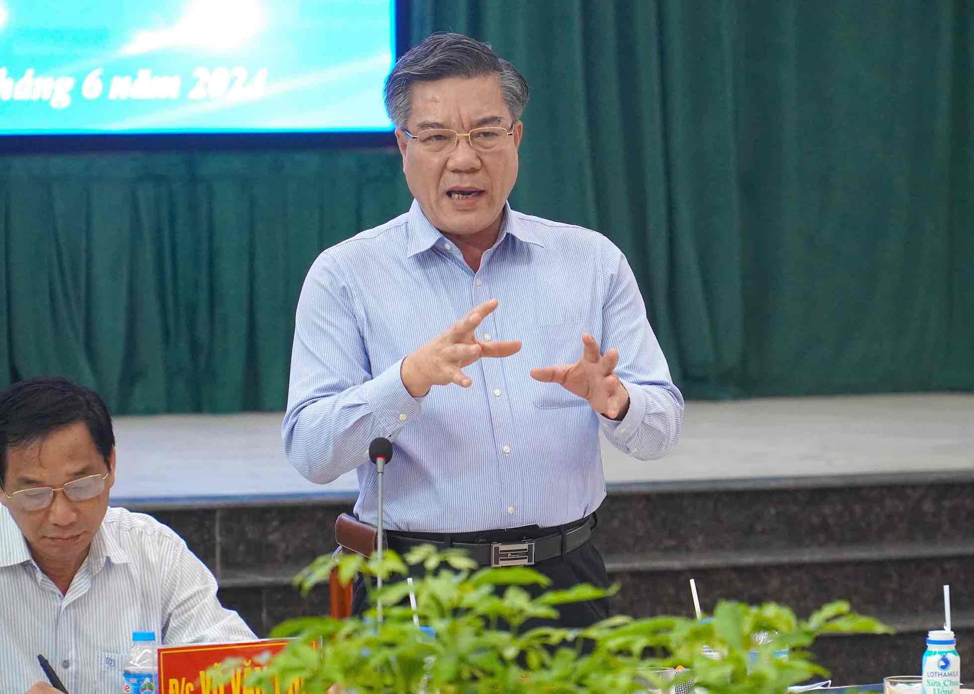 Bí thư Huyện ủy Long Thành Dương Minh Dũng phát biểu tại cuộc họp. Ảnh: HAC