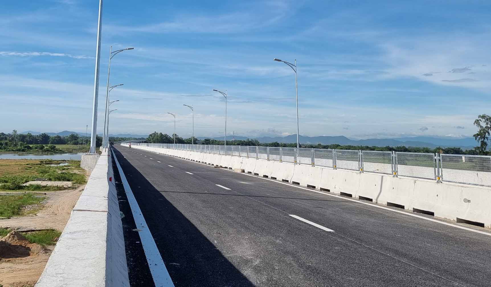 Cầu Hưng Đức trên tuyến cao tốc Diễn Châu - Bãi Vọt nối liền Nghệ An - Hà Tĩnh. Ảnh: Quang Đại