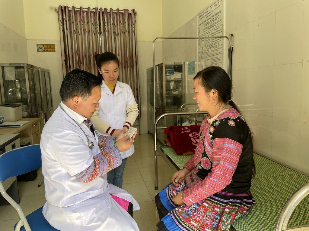 Bác sĩ Trạm Y tế xã Lóng Luông, huyện Vân Hồ, tỉnh Sơn La khám bệnh cho người dân. Ảnh: Khánh Linh