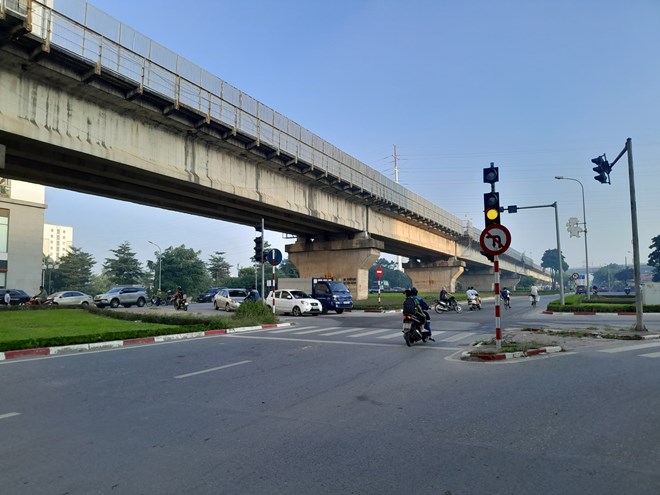 Luật trật tự, an toàn giao thông không cấm tuyệt đối vượt đèn vàng. Ảnh: Xuyên Đông