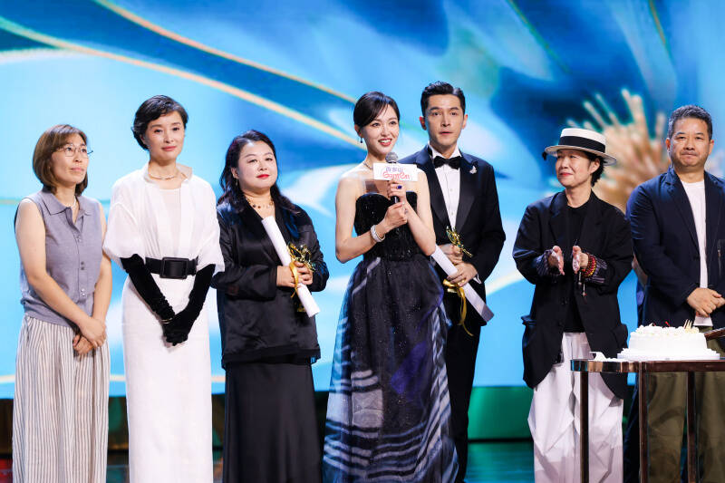 Đường Yên và đoàn phim “Phồn hoa” tại lễ trao giải Bạch Ngọc Lan 2024. Ảnh: Weibo