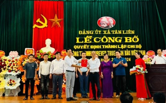 Chi bộ Công ty TNHH Forever True đón nhận quyết định thành lập. Ảnh: Song Hương