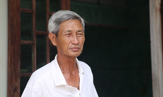 Ông Nguyễn Quang Vinh khổ sở, vì nhà nằm trong vùng quy hoạch dự án treo, khiến đi cũng không được, ở cũng không xong. Ảnh: Hưng Thơ.