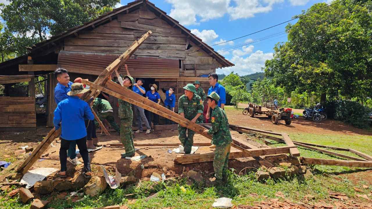 Các chiến sĩ Đồn Biên phòng Cửa khẩu Thuận An và Đoàn Thanh niên xã Thuận An sửa chữa nhà bị hư hỏng cho cụ ông 78 tuổi trước mùa mưa bão. Ảnh: Hồng Thắm