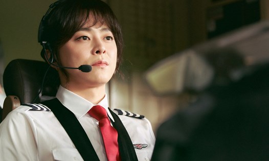 Jo Jung Suk đảm nhận 2 vai ở phim “Chàng nữ phi công”. Ảnh: Lotte