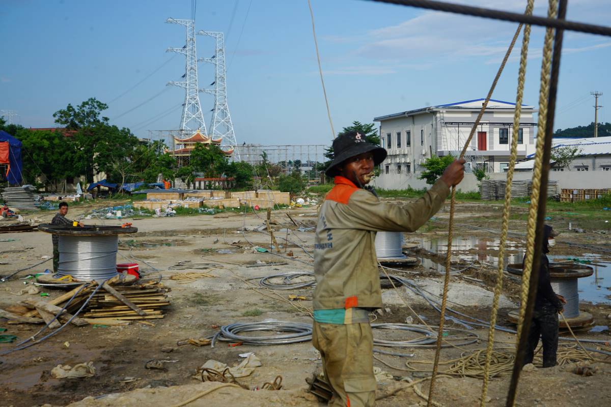 Công nhân lao động hối hải bắc giàn giáo kéo đường dây điện (đoạn qua xã Đại Lộc, huyện Hậu Lộc, Thanh Hóa). Ảnh: Quách Du (chụp đầu tháng 6.2024)