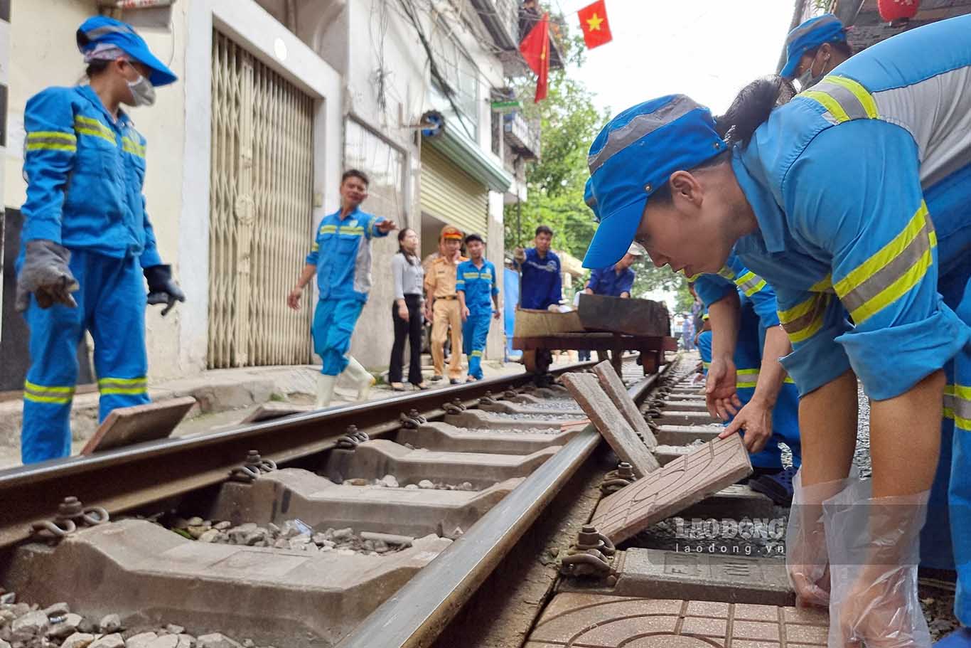 Tổ công tác liên ngành dọn dẹp khu vực đường sắt, đoạn từ gác chắn đường tàu trên phố Khâm Thiên và kết thúc tại đầu ngõ 222 đường Lê Duẩn với chiều dài khoảng 400m. Mọi vật dụng ảnh hưởng đến an toàn đường sắt đều được dẹp bỏ.