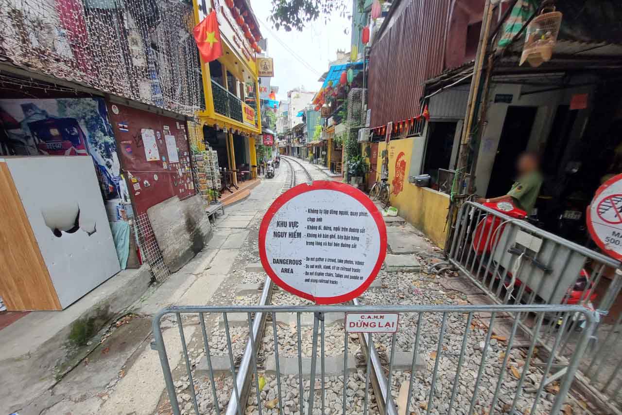 Thực tế hiện nay còn rất nhiều khu vực phố đường tàu ở Hà Nội đang vi phạm hành lang an toàn đường sắt, như khu vực thuộc các quận Ba Đình, Hoàn Kiếm. Dù tồn tại nhiều năm nhưng chưa được xử lý triệt để.