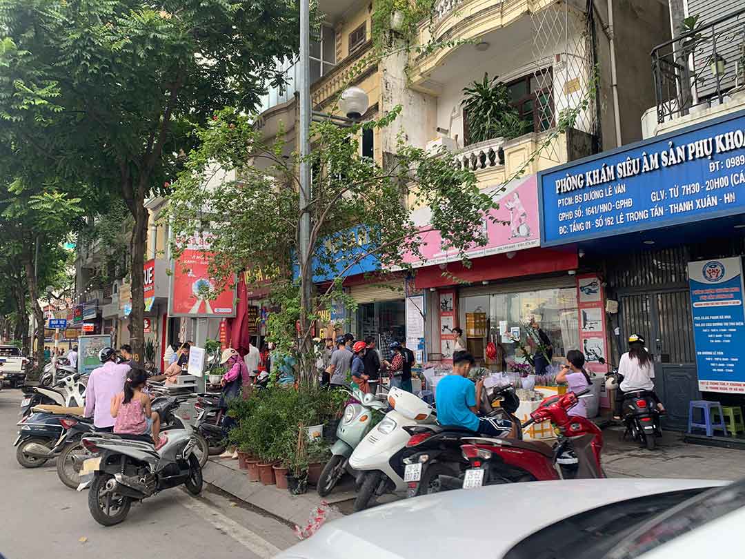 Cảnh buôn bán, chiếm dụng vỉa hè diễn ra hàng ngày trên phố Lê Trọng Tấn (Thanh Xuân, Hà Nội). Ảnh: Nhật Minh