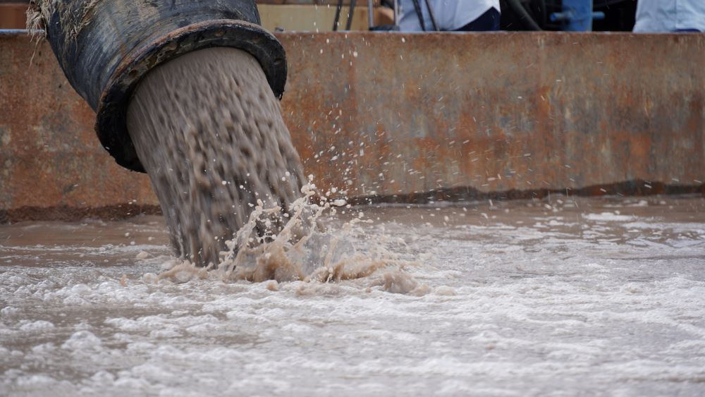 Khai thác mỏ cát sông đầu tiên ở Sóc Trăng phục vụ cho dự án thành phần 4. Ảnh: Phương Anh