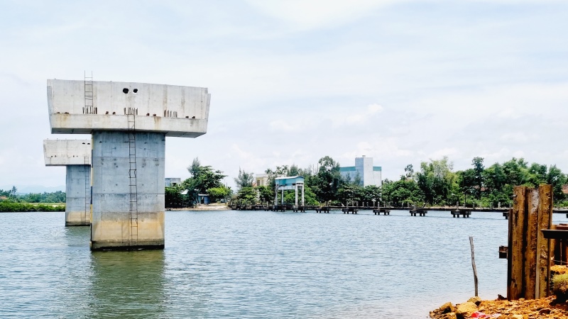 Dự án cầu Tam Tiến liên tiếp trễ hạn khiến người dân đối mặt với rất nhiều nguy hiểm khi vượt sông trên cây cầu cũ, cách đó 50m. Ảnh Nguyễn Hoàng