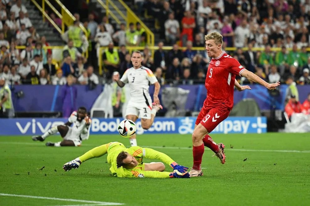 Tuyển Đan Mạch có cơ hội nguy hiểm cuối hiệp 1. Ảnh: UEFA