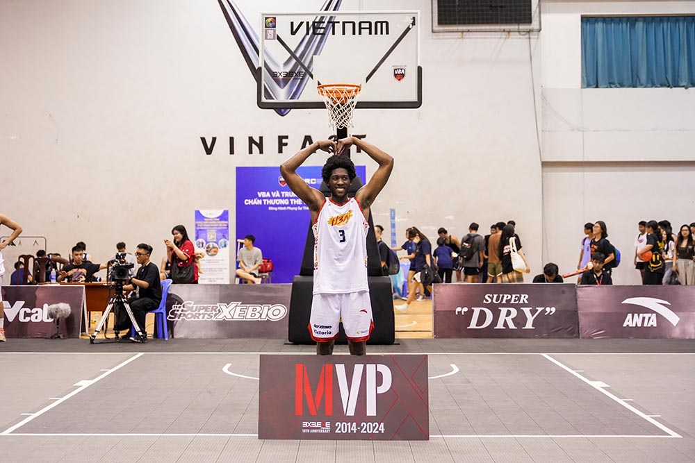 Jevonnie Scott nhận danh hiệu MVP chặng 6 giải bóng rổ 3x3.EXE Premier Vietnam 2024. Ảnh: Thanh Vũ