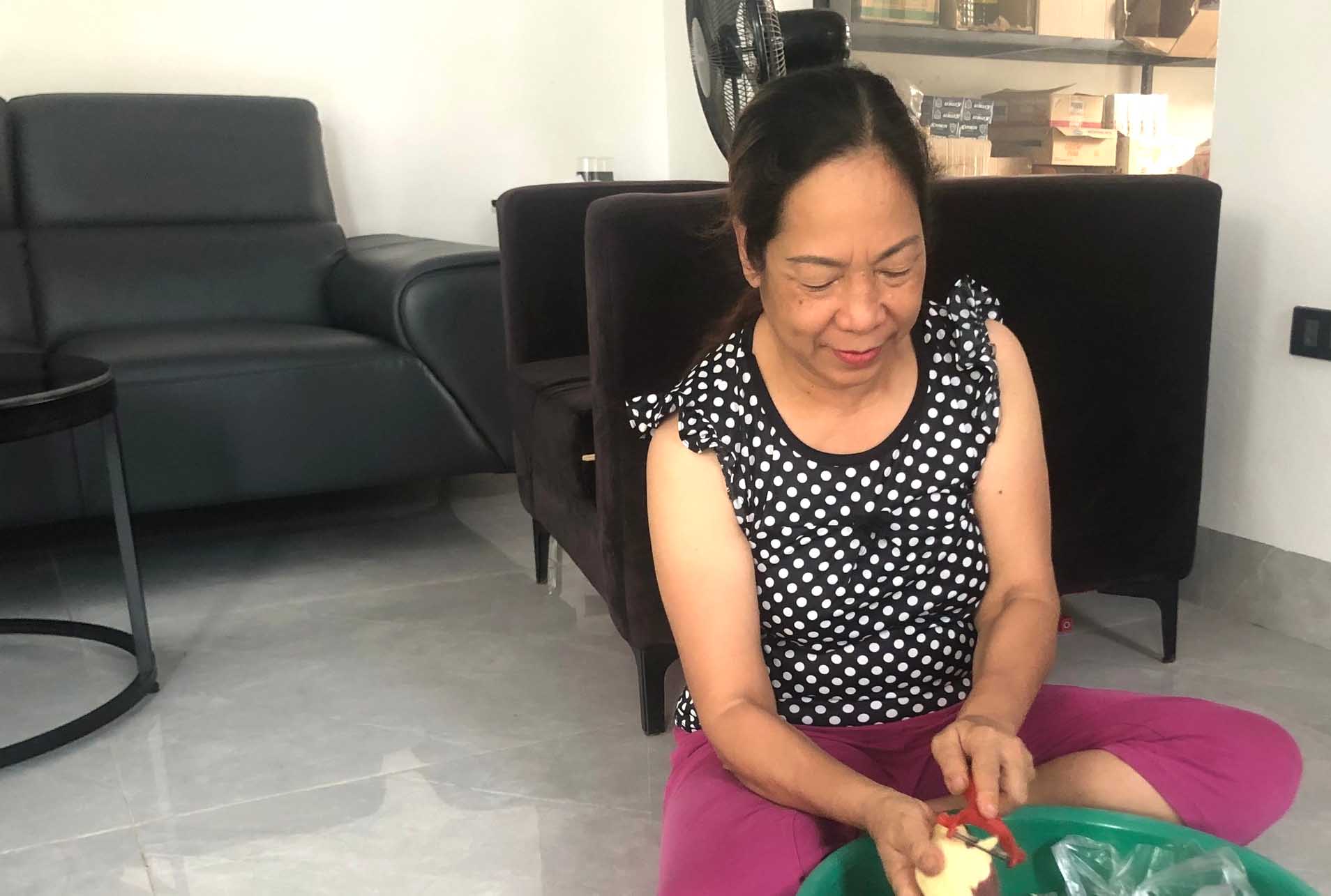 Bà Thoa không giấu được niềm vui khi nghe tin sắp cải cách tiền lương. Ảnh: Minh Nguyễn